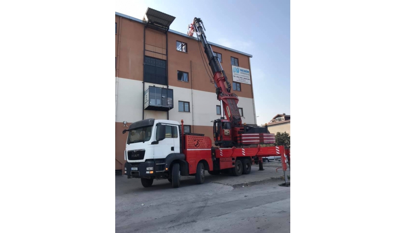 80 Tonluk Vinç ile Makine Kaldırma